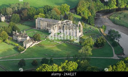 Le soleil matinal illumine l'abbaye de Bolton à Wharfedale, dans le nord du Yorkshire, en Angleterre, tire son nom des ruines des Augustins datant du 12th siècle Banque D'Images