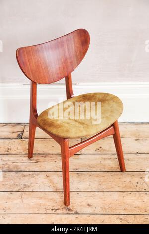 1950s G Plan 'Butterfly' chaise de salle à manger conçu par E Gomme - un exemple très élégant de meubles du milieu du siècle Banque D'Images