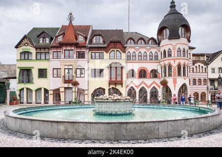 Place de l'Europe à Komarno, Slovaquie - ouvert en 2000, chaque bâtiment autour de la place représente l'architecture d'un pays européen Banque D'Images