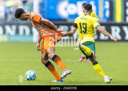 SITTARD - (lr) Walid Ould-Chikh du FC Volendam, Arianit Ferati ou Fortuna Sittard pendant le match néerlandais entre Fortuna Sittard et le FC Volendam au stade Fortuna Sittard à 2 octobre 2022 à Sittard, aux pays-Bas. ANP MARCEL VAN HORN Banque D'Images