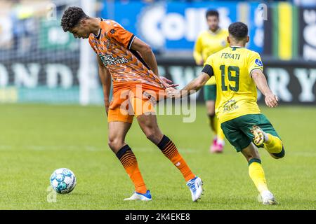 SITTARD - (lr) Walid Ould-Chikh du FC Volendam, Arianit Ferati ou Fortuna Sittard pendant le match néerlandais entre Fortuna Sittard et le FC Volendam au stade Fortuna Sittard à 2 octobre 2022 à Sittard, aux pays-Bas. ANP MARCEL VAN HORN Banque D'Images