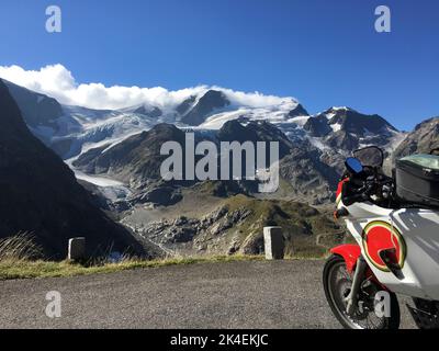 Une moto d'aventure est garée à Susten Pass dans les alpes suisses. Banque D'Images