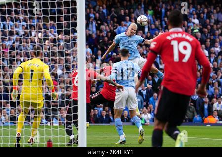 Erling Haaland, de Manchester City, tente de se mettre à l'avant lors du match de la Premier League au Etihad Stadium de Manchester. Date de la photo: Dimanche 2 octobre 2022. Banque D'Images