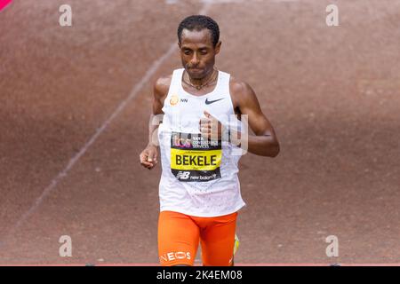 LONDRES, ANGLETERRE - 02 OCTOBRE 2022 : Kenenisa Bekele, de l'Éthiopie, célèbre la fin de la course masculine élite lors du Marathon de Londres 2022 du TCS au Mall le 2nd octobre 2022 à Londres, en Angleterre. Credit: SMP News / Alamy Live News Banque D'Images