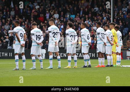 Londres, Royaume-Uni. 02nd octobre 2022. Les joueurs de Chelsea tiennent un silence de quelques minutes à l'occasion de la mort de la Reine Elizabeth II lors du match de la première Ligue entre Crystal Palace et Chelsea à Selhurst Park, Londres, Angleterre, le 1 octobre 2022. Photo de Ken Sparks. Utilisation éditoriale uniquement, licence requise pour une utilisation commerciale. Aucune utilisation dans les Paris, les jeux ou les publications d'un seul club/ligue/joueur. Crédit : UK Sports pics Ltd/Alay Live News Banque D'Images