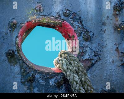 Ancienne cale d'amarrage rouillé avec corde. Banque D'Images