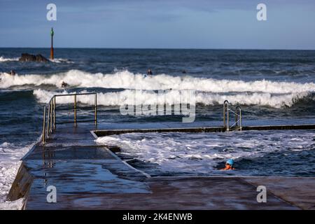 Bude, Royaume-Uni, 2nd octobre 2022. Nageur local à Bude Sea Pool, Cornwall. Crédit : Steven Paston/Alay Live News Banque D'Images