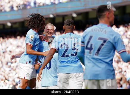 Erling Haaland de Manchester City (deuxième à gauche) célèbre le deuxième but du match de sa partie lors du match de la Premier League au Etihad Stadium de Manchester. Date de la photo: Dimanche 2 octobre 2022. Banque D'Images