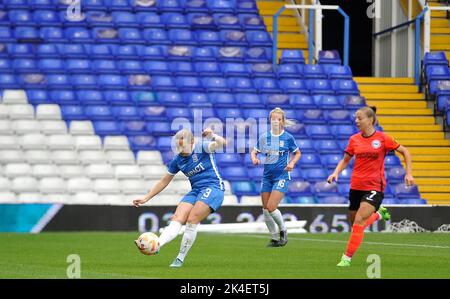 Birmingham, Royaume-Uni. 2nd octobre 2022. Birmingham, Royaume-Uni. 02nd octobre 2022. Birmingham, 2 octobre 2022 Harriet Scott (Birmingham n° 3 ) sur le ballon pendant le match de la coupe Conti des femmes entre Birmingham City vs Brighton (Karl W Newton/SPP) crédit: SPP Sport Press photo. /Alamy Live News Banque D'Images