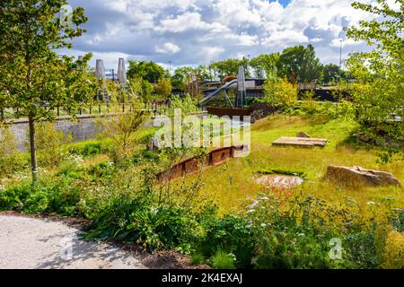 Mayfield Park, basé autour de la rivière Medlock, Manchester, Angleterre, Royaume-Uni. Quelques jours après son ouverture au public en septembre 2022. Banque D'Images