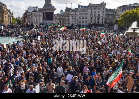 Londres, Royaume-Uni. 01st octobre 2022. De grandes foules se rassemblent pendant la démonstration. Des milliers d'Iraniens et d'autres manifestants se sont rassemblés sur Trafalgar Square pour réclamer justice pour Mahsa Amini et liberté pour l'Iran. Crédit : SOPA Images Limited/Alamy Live News Banque D'Images