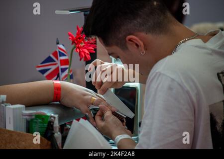 Londres, Royaume-Uni. 2nd octobre 2022. Olympia Beauty et le Championnat national de massage 2022 dans le Grand Hall d'Olympia. Produits de beauté, machines de massage, le Wellness in the Beauty Industry panel discussion animé par Monica Price, Nailympia, les championnats nationaux de massage. Crédit : Peter Hogan/Alay Live News Banque D'Images