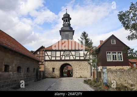 02 octobre 2022, Saxe-Anhalt, Blankenburg : vue sur le portier de l'abbaye de Michaelstein. Cette destination populaire est une ancienne abbaye cistercienne. Situé sur la route romane et le sentier du monastère de Harz, le complexe du monastère appartient à la Fondation culturelle Saxe-Anhalt et sert d'académie de musique, de salle de concerts et d'événements, de centre de conférence et de musée. Depuis 1977, le monastère de Michaelstein abrite une exposition d'instruments de musique avec plus de 700 expositions historiques. L'ancien monastère cistercien a été fondé en 1139. Une particularité de l'exposition est une machine musicale conçue Banque D'Images