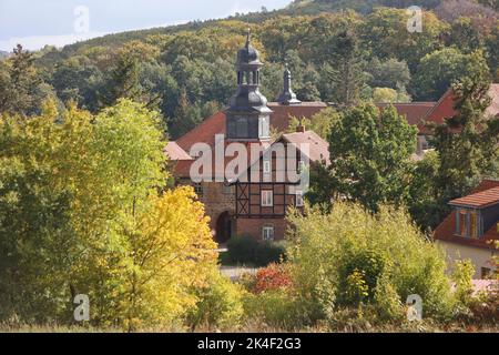 02 octobre 2022, Saxe-Anhalt, Blankenburg : vue sur le portier de l'abbaye de Michaelstein. Cette destination populaire est une ancienne abbaye cistercienne. Situé sur la route romane et le sentier du monastère de Harz, le complexe du monastère appartient à la Fondation culturelle Saxe-Anhalt et sert d'académie de musique, de salle de concerts et d'événements, de centre de conférence et de musée. Depuis 1977, le monastère de Michaelstein abrite une exposition d'instruments de musique avec plus de 700 expositions historiques. L'ancien monastère cistercien a été fondé en 1139. Une particularité de l'exposition est une machine musicale conçue Banque D'Images