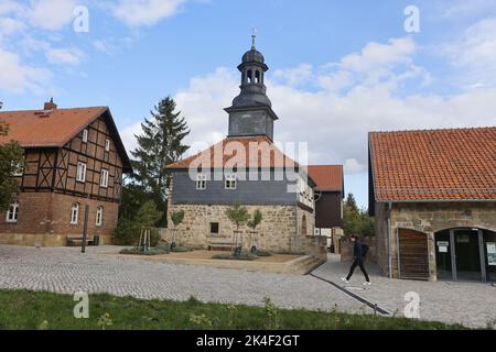 02 octobre 2022, Saxe-Anhalt, Blankenburg : vue sur le portier de l'abbaye de Michaelstein. Cette destination populaire est une ancienne abbaye cistercienne. Situé sur la route romane et le sentier du monastère de Harz, le complexe du monastère appartient à la Fondation culturelle Saxe-Anhalt et sert d'académie de musique, de salle de concerts et d'événements, de centre de conférence et de musée. Depuis 1977, le monastère de Michaelstein abrite une exposition d'instruments de musique avec plus de 700 expositions historiques. L'ancien monastère cistercien a été fondé en 1139. Une particularité de l'exposition est une machine musicale conçue Banque D'Images