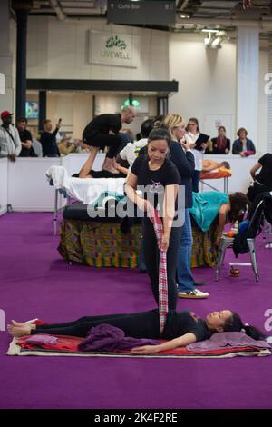 Londres, Royaume-Uni. 2nd octobre 2022. Olympia Beauty et le Championnat national de massage 2022 dans le Grand Hall d'Olympia. Produits de beauté, machines de massage, le Wellness in the Beauty Industry panel discussion animé par Monica Price, Nailympia, les championnats nationaux de massage. Crédit : Peter Hogan/Alay Live News Banque D'Images