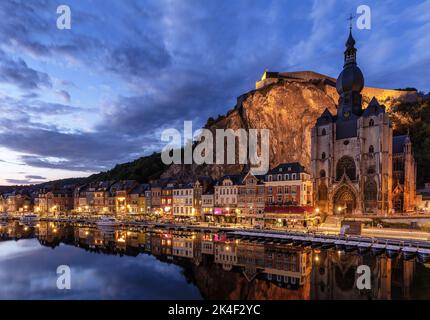 Longue exposition du village de Dinant dans la province de Namur et la région des Ardennes en Wallonie, Belgique. La Meuse traverse Dinant. Banque D'Images