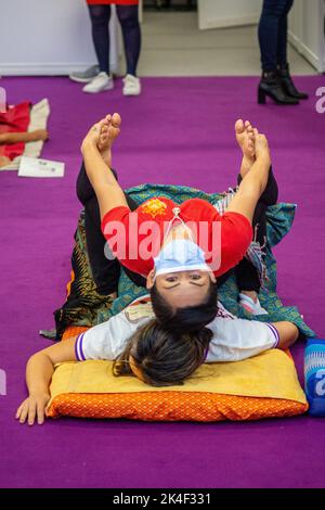 Londres, Royaume-Uni. 2nd octobre 2022. Olympia Beauty et le Championnat national de massage 2022 dans le Grand Hall d'Olympia. Produits de beauté, machines de massage, le Wellness in the Beauty Industry panel discussion animé par Monica Price, Nailympia, les championnats nationaux de massage. Crédit : Peter Hogan/Alay Live News Banque D'Images