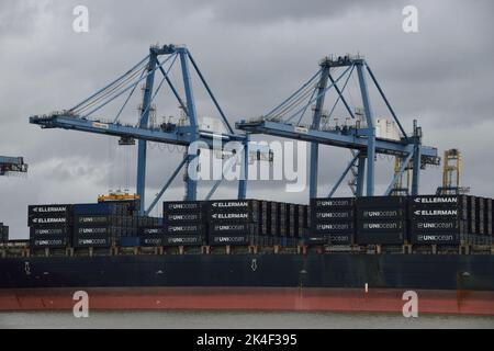 Le navire à conteneurs SC MARA exploité par UniOcean Lines a vu des conteneurs de déchargement au port de Tilbury, sur la Tamise Banque D'Images