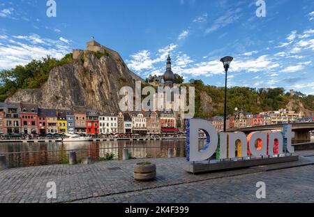 L'affichage classique de la ville historique de Dinant avec pittoresque rivière Meuse en belle lumière du soir au coucher du soleil d'or, province de Namur, Wallonie, Belgique Banque D'Images