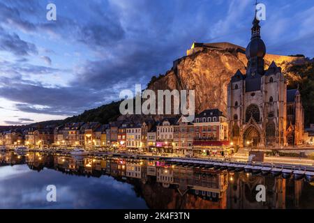 Longue exposition du village de Dinant dans la province de Namur et la région des Ardennes en Wallonie, Belgique. La Meuse traverse Dinant. Banque D'Images