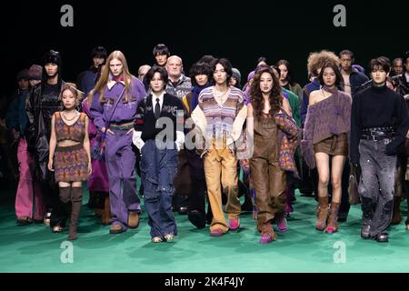 SHANGHAI, CHINE - le 30 SEPTEMBRE 2022 - des artistes assistent au spectacle de clôture de la Shanghai Fashion week à Shanghai, Chine, le 30 septembre 2022 Banque D'Images