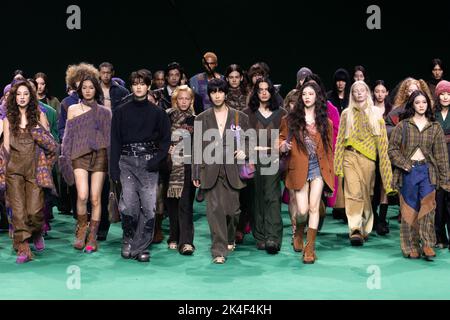 SHANGHAI, CHINE - le 30 SEPTEMBRE 2022 - des artistes assistent au spectacle de clôture de la Shanghai Fashion week à Shanghai, Chine, le 30 septembre 2022 Banque D'Images