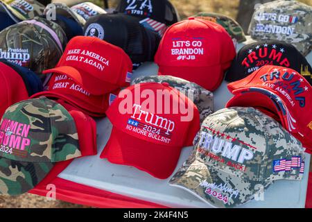 Warren, Michigan, États-Unis. 1st octobre 2022. Donald Trump vend des chapeaux en dehors d'un rassemblement où l'ancien président a fait campagne pour les candidats qu'il a approuvés lors de l'élection générale du Michigan de 2022. Il soutient Tudor Dixon, Matt DePerno, et Kristina Karamo, les candidats républicains pour (respectivement) gouverneur du Michigan, procureur général et secrétaire d'État. Crédit : Jim West/Alay Live News Banque D'Images