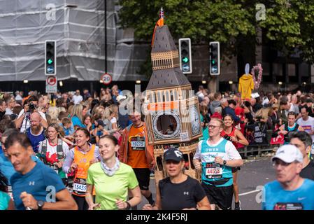 Tower Hill, Londres, Royaume-Uni. 2nd octobre 2022. Environ 50 000 personnes participent au Marathon de Londres 2022 du TCS, dont les meilleurs coureurs d’élite du monde. La masse de coureurs de club et de fun suit avec beaucoup de collecte de grandes sommes pour la charité et souvent courir dans une robe de fantaisie. 14265 Simon Phillips, portant le costume Big Ben, Elizabeth Tower Banque D'Images