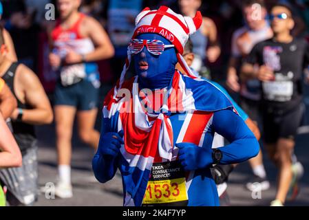 Tower Hill, Londres, Royaume-Uni. 2nd octobre 2022. Environ 50 000 personnes participent au Marathon de Londres 2022 du TCS, dont les meilleurs coureurs d’élite du monde. La masse de coureurs de club et de fun suit avec beaucoup de collecte de grandes sommes pour la charité et souvent courir dans une robe de fantaisie. 31533 Calum Titley en costume Union Jack Morph Banque D'Images