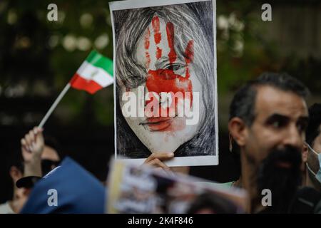 Bucarest, Roumanie - 1 octobre 2022: Détails des personnes protestant contre la mort de l'Amini de Masha iranien et pour les droits fondamentaux des femmes Banque D'Images