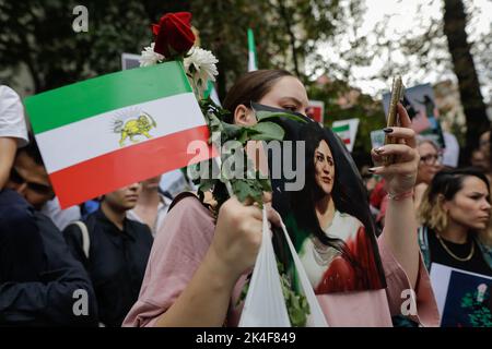 Bucarest, Roumanie - 1 octobre 2022: Détails des personnes protestant contre la mort de l'Amini de Masha iranien et pour les droits fondamentaux des femmes Banque D'Images