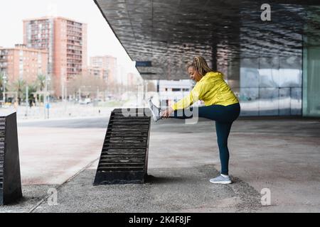 Femme africaine senior faisant des exercices d'étirement en plein air - personnes âgées Sporty concept de style de vie Banque D'Images