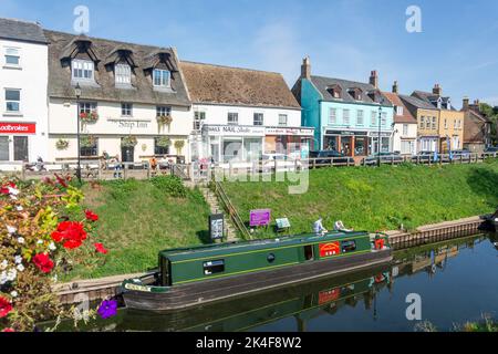 Canots amarrés sur la rivière Nene, mars, Cambridgeshire, Angleterre, Royaume-Uni Banque D'Images