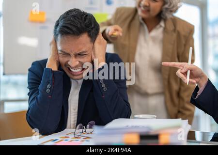 A souligné l'agacé employé de bureau ayant mal de tête migraine à la réunion de financement d'affaires Banque D'Images
