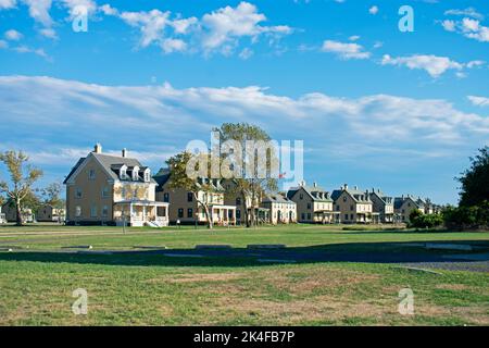 Le soleil couchant brille sur une rangée de bâtiments endommagés en cours de restauration à fort Hancock à Sandy Hook, New Jersey, USA -54 Banque D'Images