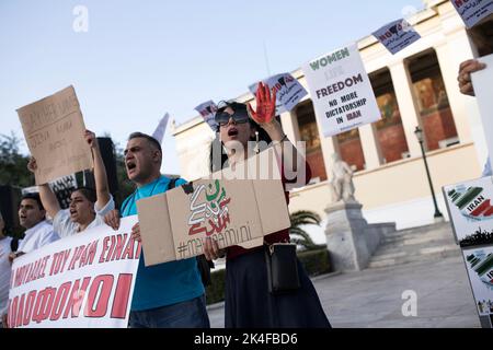 Anthens, Grèce. 01st octobre 2022. Les manifestants scandent des slogans tout en tenant des pancartes pendant la manifestation. Protestation contre le gouvernement iranien et en solidarité avec les femmes et les hommes iraniens qui se sont levés en Iran à la suite de la mort de la femme kurde Mahsa Amini, âgée de 22 ans, dans un poste de police de Téhéran, Athènes, Grèce. Crédit : SOPA Images Limited/Alamy Live News Banque D'Images