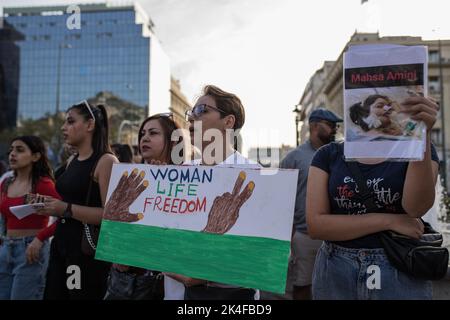 Anthens, Grèce. 01st octobre 2022. Les manifestants tiennent un écriteau exprimant leur opinion pendant la manifestation. Protestation contre le gouvernement iranien et en solidarité avec les femmes et les hommes iraniens qui se sont levés en Iran à la suite de la mort de la femme kurde Mahsa Amini, âgée de 22 ans, dans un poste de police de Téhéran, Athènes, Grèce. Crédit : SOPA Images Limited/Alamy Live News Banque D'Images