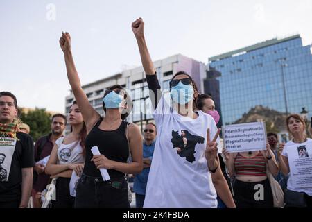 Anthens, Grèce. 01st octobre 2022. Les manifestants ont vu élever leurs poings pendant la manifestation. Protestation contre le gouvernement iranien et en solidarité avec les femmes et les hommes iraniens qui se sont levés en Iran à la suite de la mort de la femme kurde Mahsa Amini, âgée de 22 ans, dans un poste de police de Téhéran, Athènes, Grèce. Crédit : SOPA Images Limited/Alamy Live News Banque D'Images