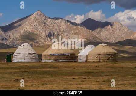 Pittoresque camp de yourte touristique nomade sur les plaines du lac Song Kul, Kirghizistan Banque D'Images