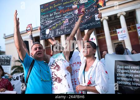 Anthens, Grèce. 01st octobre 2022. Les manifestants scandent des slogans pendant la manifestation. Protestation contre le gouvernement iranien et en solidarité avec les femmes et les hommes iraniens qui se sont levés en Iran à la suite de la mort de la femme kurde Mahsa Amini, âgée de 22 ans, dans un poste de police de Téhéran, Athènes, Grèce. Crédit : SOPA Images Limited/Alamy Live News Banque D'Images