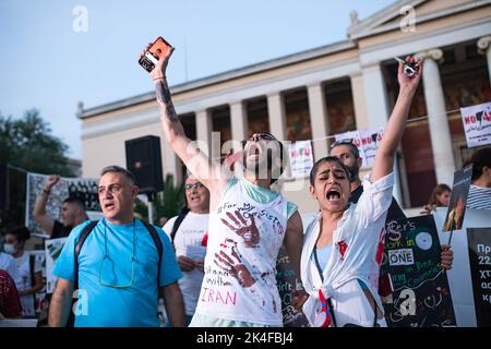 Anthens, Grèce. 01st octobre 2022. Les manifestants scandent des slogans pendant la manifestation. Protestation contre le gouvernement iranien et en solidarité avec les femmes et les hommes iraniens qui se sont levés en Iran à la suite de la mort de la femme kurde Mahsa Amini, âgée de 22 ans, dans un poste de police de Téhéran, Athènes, Grèce. Crédit : SOPA Images Limited/Alamy Live News Banque D'Images