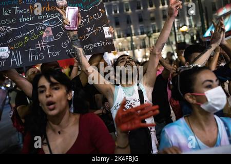 Anthens, Grèce. 01st octobre 2022. Les manifestants scandent des slogans pendant la manifestation. Protestation contre le gouvernement iranien et en solidarité avec les femmes et les hommes iraniens qui se sont levés en Iran à la suite de la mort de la femme kurde Mahsa Amini, âgée de 22 ans, dans un poste de police de Téhéran, Athènes, Grèce. Crédit : SOPA Images Limited/Alamy Live News Banque D'Images