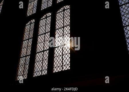 La lumière du soleil se diffuse à travers une fenêtre en verre teinté Banque D'Images