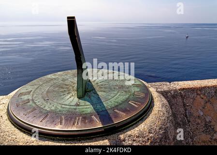 Ancien cadran solaire sur les murs du château du Mont Saint Michel contre la mer. Marazion - Cornwall, Angleterre, Royaume-Uni. 14th août 2022 Banque D'Images