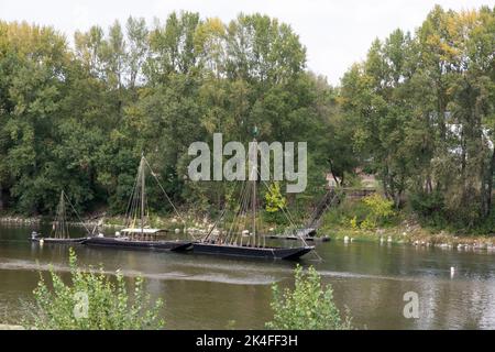 Des bateaux de la Loire à fond plat traditionnels amarrés à Tours Banque D'Images