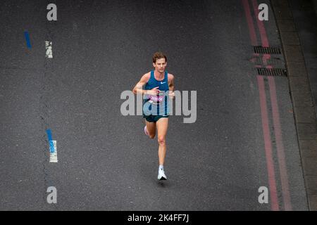 Londres, Royaume-Uni. 2 octobre 2022. 8th a placé Brett Robinson (AUS) dans la course d'élite masculine au mile 24 pendant dans le TCS London Marathon. L'événement 42nd est parrainé cette année par Tata Consultancy Services (TCS). 40 000 athlètes d'élite, des coureurs de club et des coureurs d'amusement participent à l'événement de masse. En 2023, la course reviendra à sa date habituelle d'avril dans le calendrier. Credit: Stephen Chung / Alamy Live News Banque D'Images