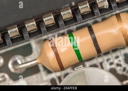 On pensait qu'il s'agit d'une résistance au carbone de grande taille que l'on voit sur la carte mère Sinclair ZX Spectrum. Est d'environ 10-15mm de long et beaucoup plus grand que les autres résistances à proximité. Banque D'Images