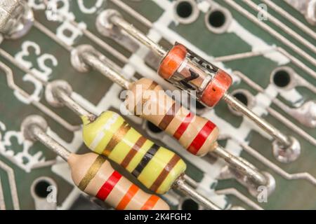 Rangée de résistances à couche de carbone et de condensateurs soudés sur la carte de circuit imprimé d'un spectre 1982 16K Sinclair ZX. Pour les composants électroniques. Banque D'Images