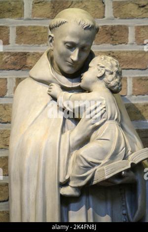 Saint-Antoine de Padoue et Jésus-Christ enfant. Église Saint-Petrus et Saint-Paulus. Knokke-le-Zoute. Belgique. Europe. Banque D'Images